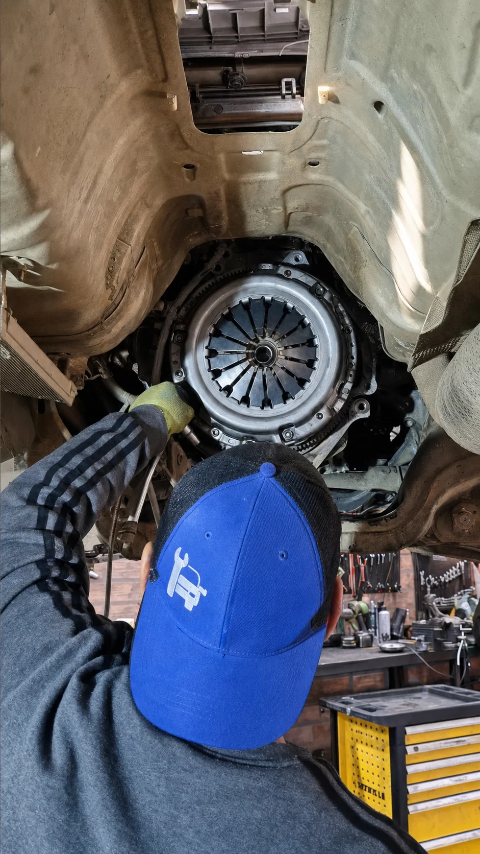 Técnico de Austral Service trabajando en el conjunto de embrague de un vehículo